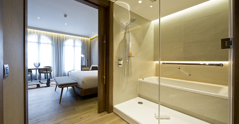 Habitación y baño en el Hotel Círculo Gran Vía
