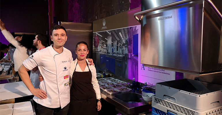 Álvaro Salazas y María Cano en el stand de Eurofred