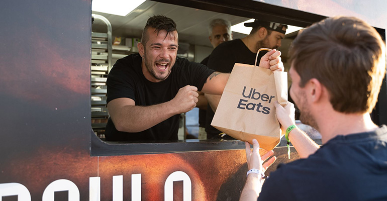 Carlos Maldonado reparte sus hamburguesas gourmet con Uber