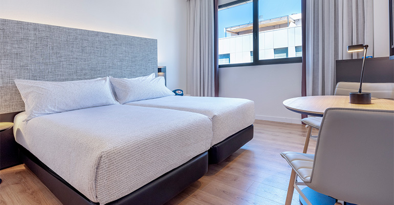 Los textiles definen la atmósfera del Innside Oceanic Valencia by Meliá