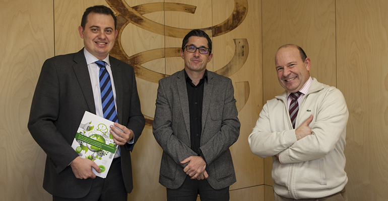 José María Aizega, director general del Basque Culinary Center; Clemente Bea, miembro de la Junta directiva de FOOD+I y Juan Viejo, gestor del Cluster, en la firma del acuerdo de integración de la fundación vasca