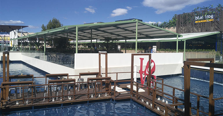 Pérgola KE Xtesa en la zona de restauración de Parquesur