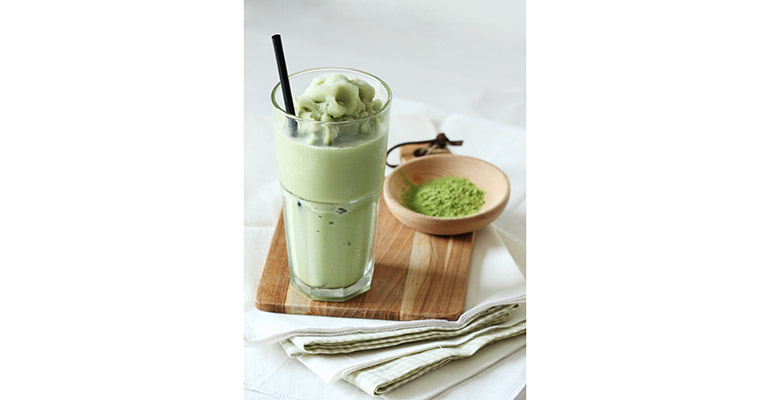 Frappé de Matcha preparado en batidora con hielo y leche para servir frío. 