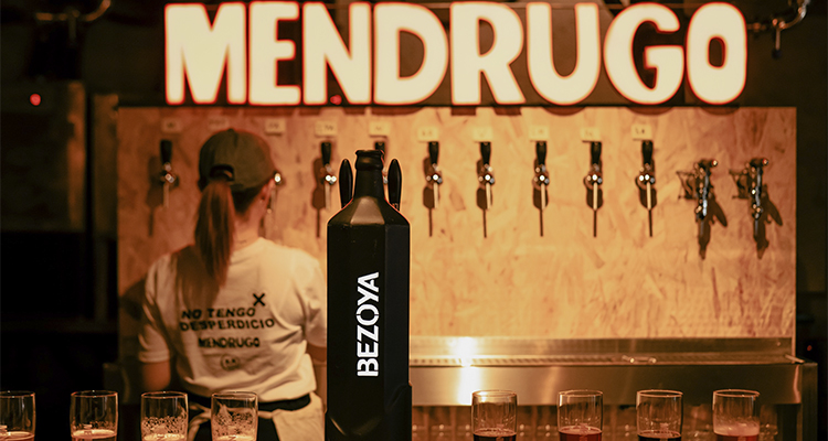 Mendrugo abre su primer local en Madrid: cerveza artesanal elaborada con pan como apuesta por la economía circular