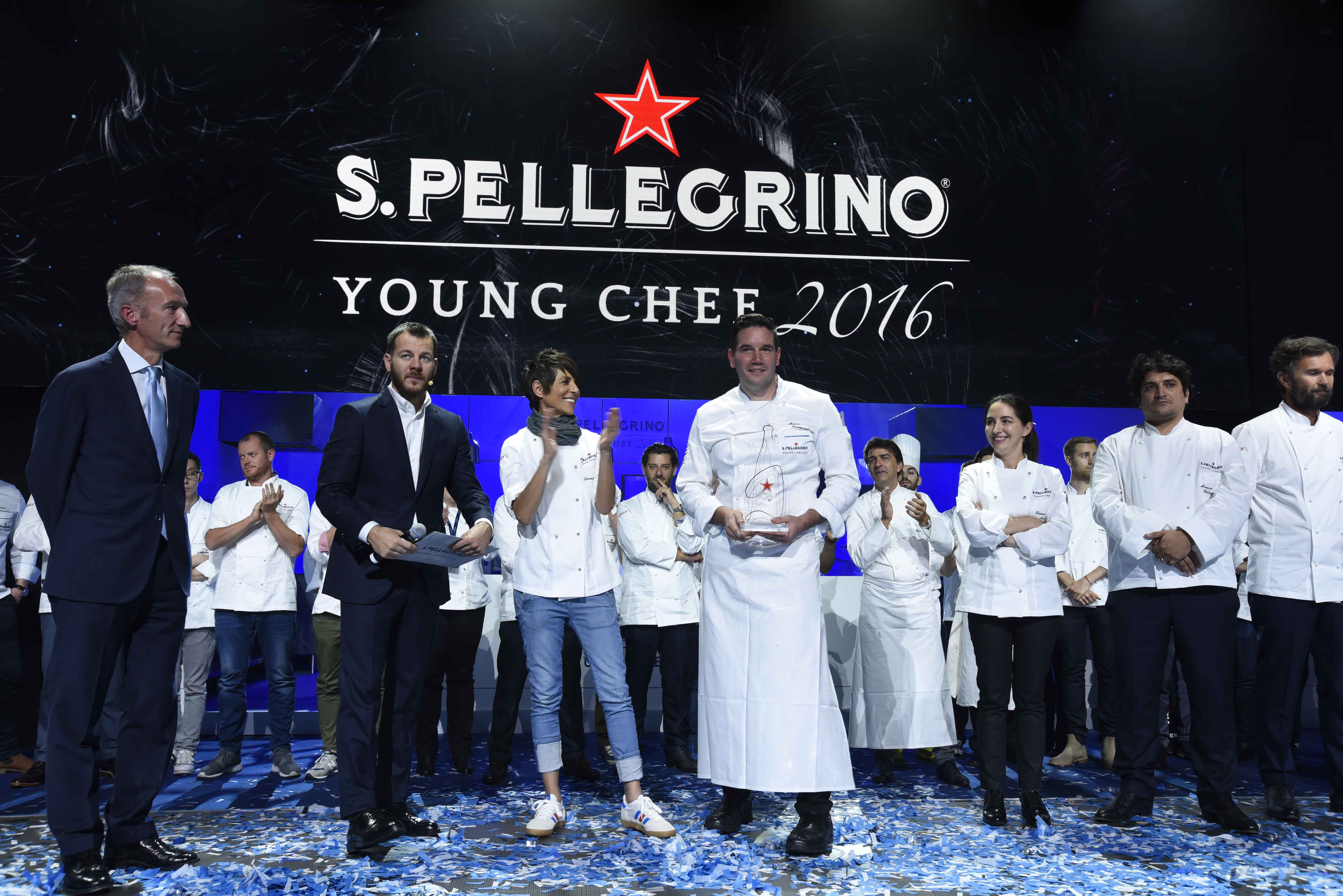 Mitch Lienhard en el escenario tras ser coronado S.Pellegrino Young Chef 2016