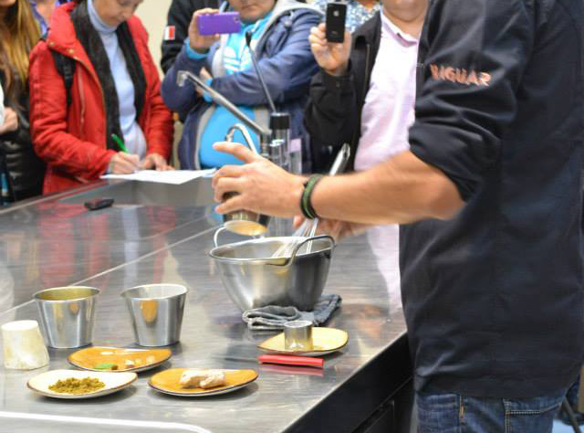 Pedro Martino cocinando