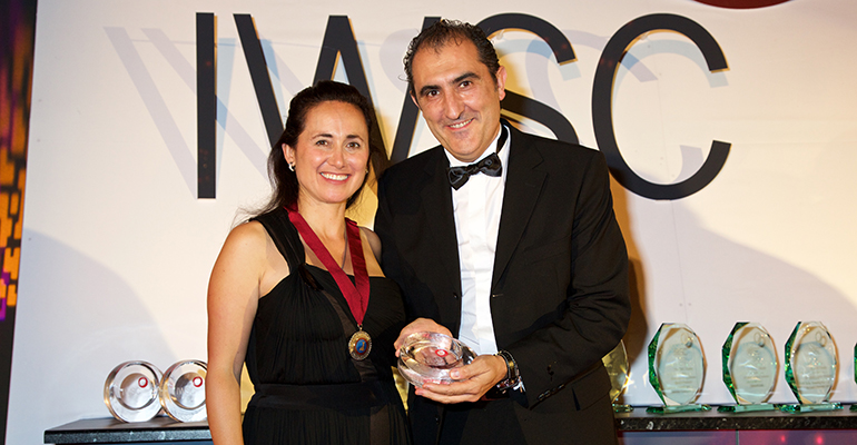 Rodolfo Bastida, director general y tecnico de Ramon Bilbao, con Laura Catena, presidente de IWSC