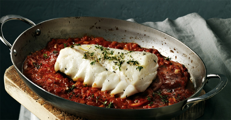 Skrei al horno con tomate y ajo