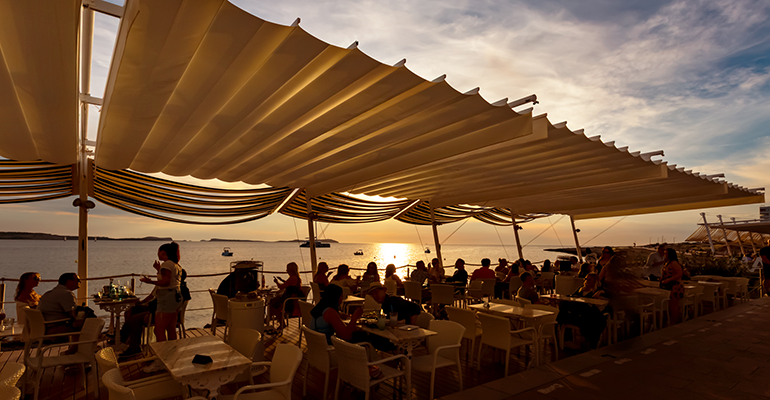 La sombra en Café del Mar de Ibiza se renueva con una instalación de Saxun que invita al disfrute