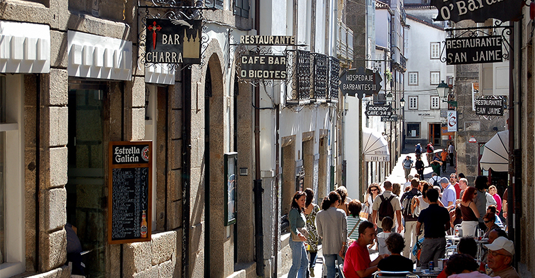 Calle de bares y restaurantes en España