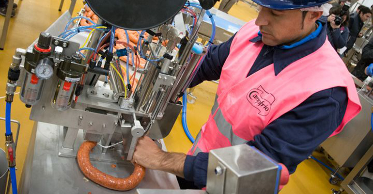 Trabajador en la nueva fábrica de Campofrío