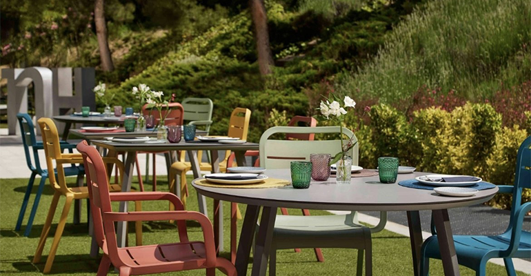 Grosfillex presenta en DecorHotel 2025 mobiliario exterior sostenible y revestimientos 3D Premium para hoteles y restaurantes