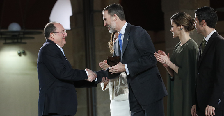 Carlos Moro recibiendo su premio