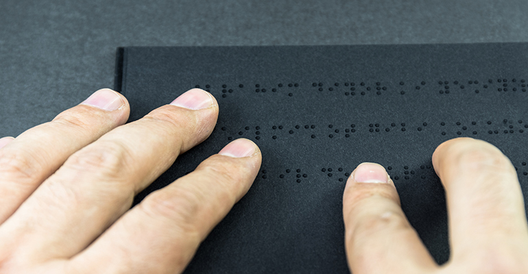 Los restaurantes navarros introducen las cartas en braille