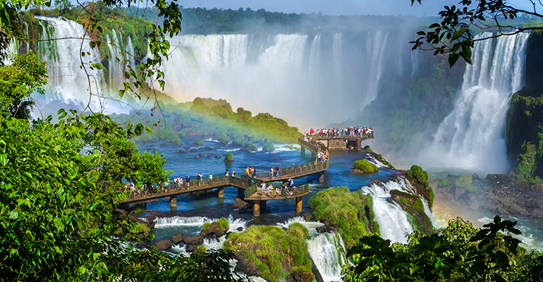 Turistas visitan las cataratas del iguazú