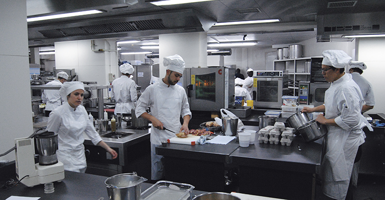 Cocina del Restaurante Martín Berasategui en Lasarte-Oria