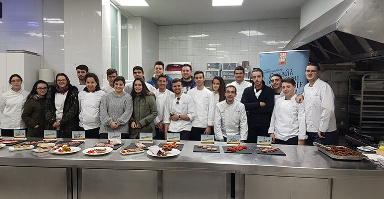 alumnos aprenden sobre los cortes de carne