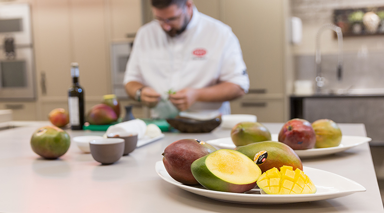 dani-garcia-cocinando-mango-trops