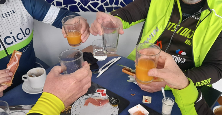 desayuno valenciano con zumo de naranja