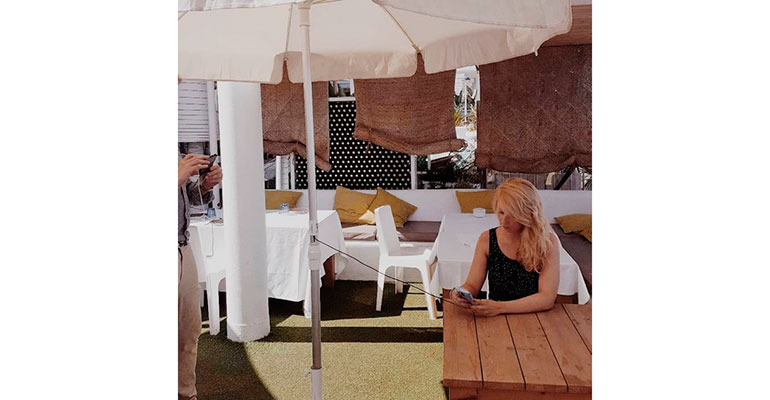 Restaurante con terraza y ? cargador solar para móviles