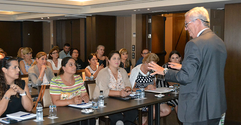 Las gobernantas recibieron una masterclass de  Luis Esteve, ingeniero textil con más de 40 años de experiencia