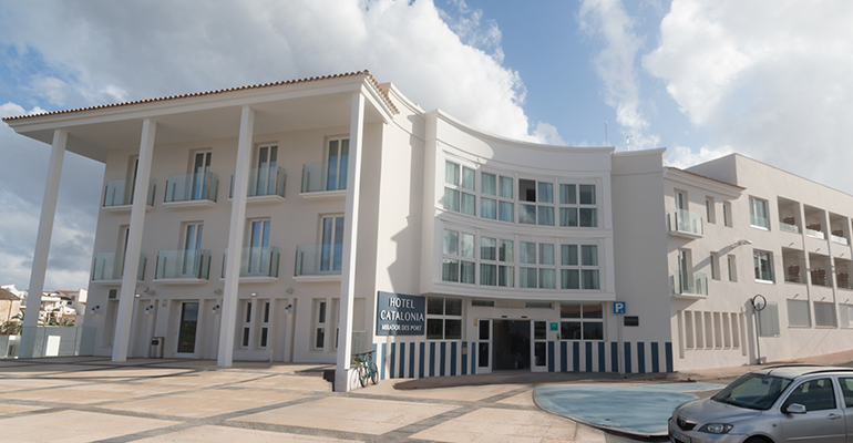 fachada hotel catalonia menorca