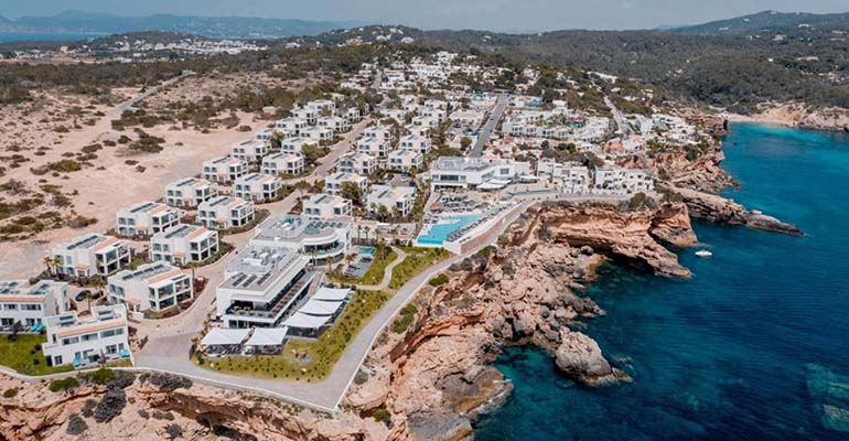 Hotel 7Pines Ibiza (5*, 185 habs) adquirido por Engel & Volkers Venture Management.
