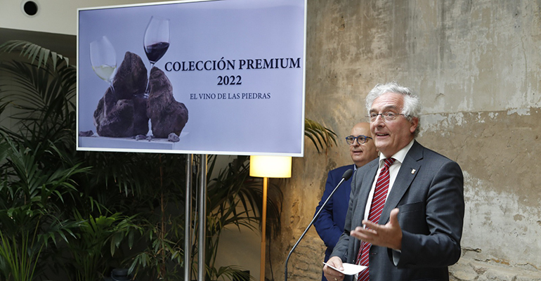 consejero de Agricultura del Gobierno de Aragón, Joaquín Olona, presentando la colección de vinos de la tierra