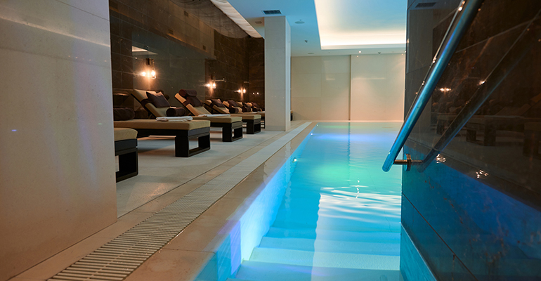 Legionella en hoteles y spas: qué deben hacer los negocios turísticos para prevenir riesgos este verano