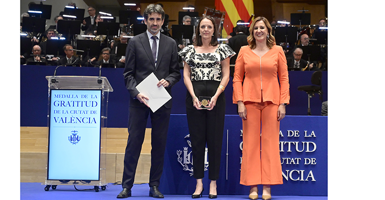 entrega medalla vayoil