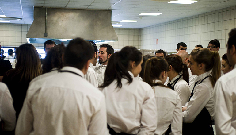 maitres y camareros en la cocina