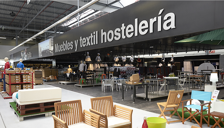 Muebles y textil para hostelería en Makro Barajas