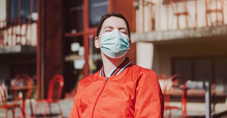 Mujer con mascarilla en restaurante