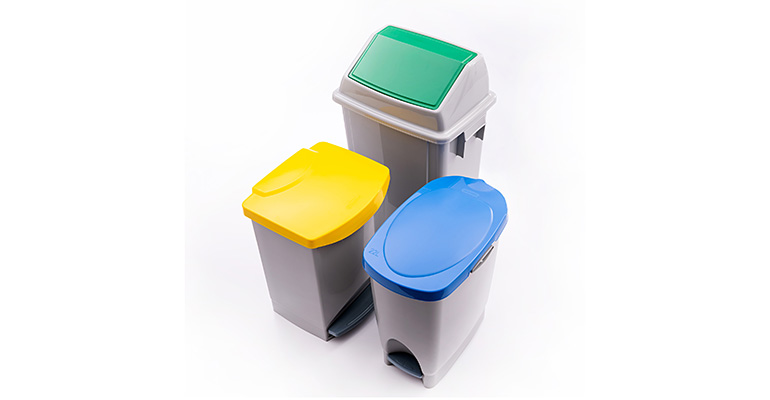 Cubos para clasificar residuos reciclados, reciclajes y reutilizares