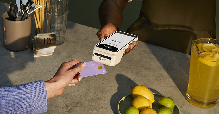 Los pagos con tarjeta en hostelería se disparan: 4 de cada 10 transacciones ya se hacen en bares y restaurantes