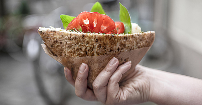 Panes artesanales para bocadillos: con forma triangular y apertura recortada