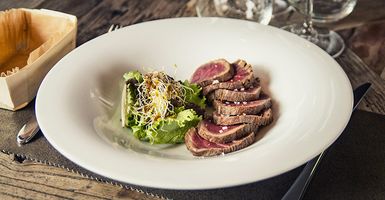 Plato preparado de Tataki de ternera de La Finca