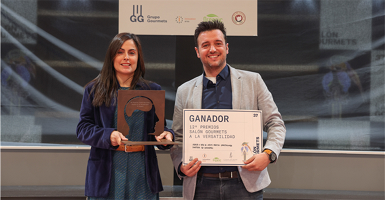 Santi Ramon de Caviaroli, recibiendo el Premio de manos de Verónica Puente, Directora de Internacionalización de FIAB