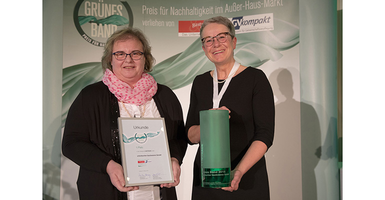 Babette Schmidt, Directora de Comunicación (iz.), y Gabriele Nolte, directora comercial para Alemania, Austria y Suiza, recogen el premio para erlenbacher backwaren GmbH