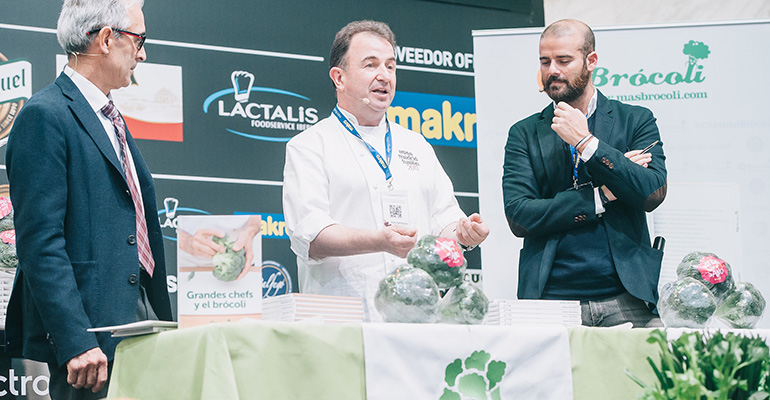 Presentación del libro de recetas con brócoli