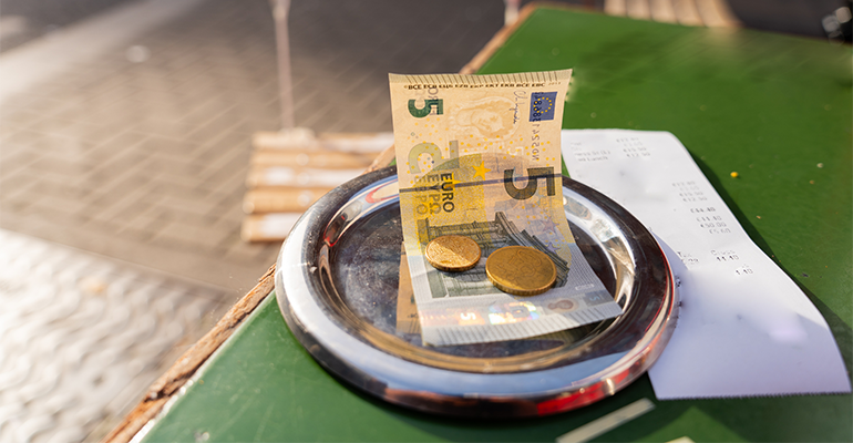 Hacienda controla las propinas: así afecta a bares y restaurantes