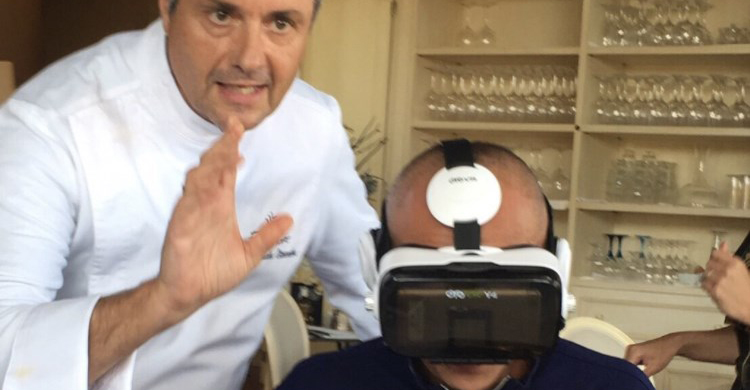 Probando la realidad virtual en el restaurante