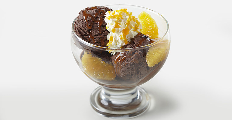 Helado de chocolate con topping de sirope de naranja sin gluten