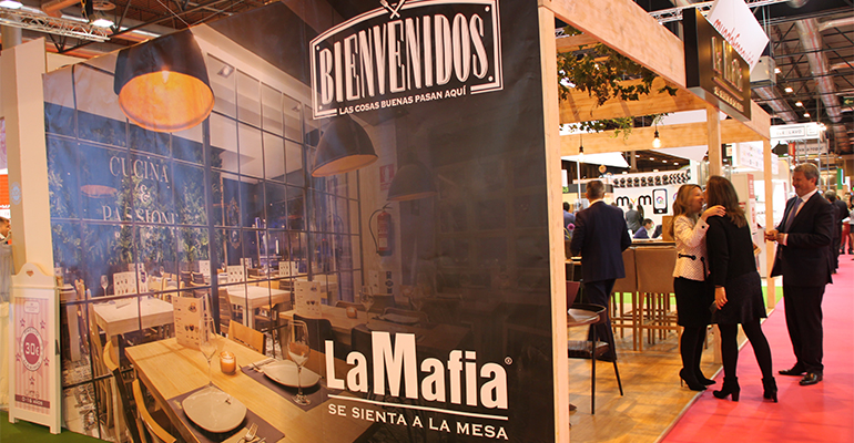 Stand de La mafia se sienta a la mesa