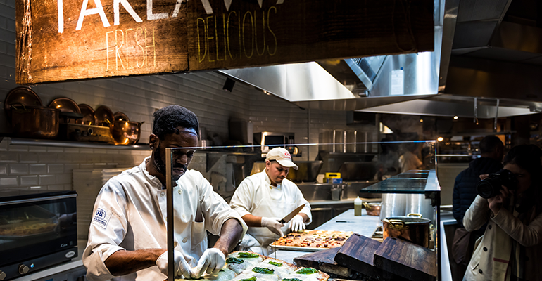 Los restaurantes facturan un 3,5% más que hace un año, según DBK