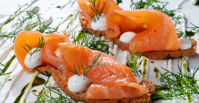 tosta de salmón con eneldo 