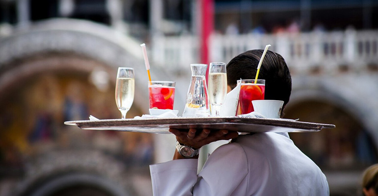 ¿Cómo elegir el uniforme de los camareros para tu restaurante?