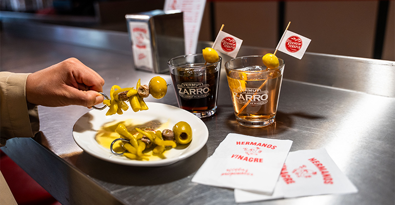 Vermut gratis en Madrid: Vermut Zarro invita a un vaso en los bares de Hermanos Vinagre por el Día del Vermut