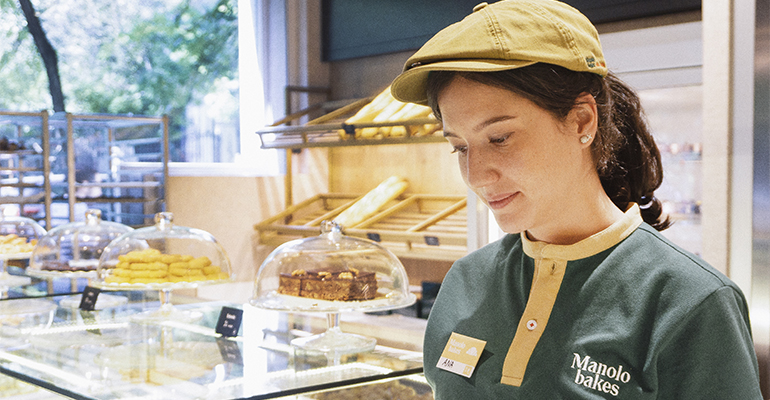 vestuario profesional Vranded Manolo Bakes con gorra